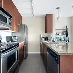 Explore Vancouver Downtown From Luxury 1 Bed/Bath
