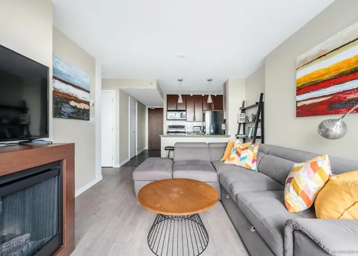 Explore Vancouver Downtown From Luxury 1 Bed/Bath